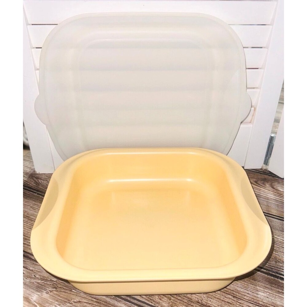 Tupperware 2 Qt Oven Works Dijon Gold Casserole 3657A-1 with Seal Cake Pan